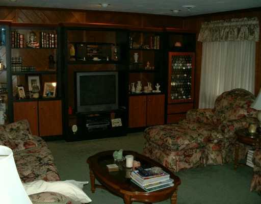 110 Washington Road Forest Hills, PA 15221 - Photo 5 of 8 Den/Family/Great Room.