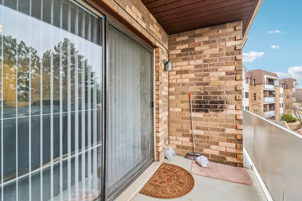 $265,000 | 3300 North Carriageway Drive, Unit 309, Arlington Heights, IL 60004