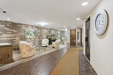 $265,000 | 3300 North Carriageway Drive, Unit 309, Arlington Heights, IL 60004