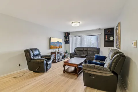 $265,000 | 3300 North Carriageway Drive, Unit 309, Arlington Heights, IL 60004