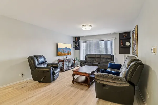 $265,000 | 3300 North Carriageway Drive, Unit 309, Arlington Heights, IL 60004