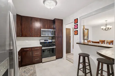 $265,000 | 3300 North Carriageway Drive, Unit 309, Arlington Heights, IL 60004