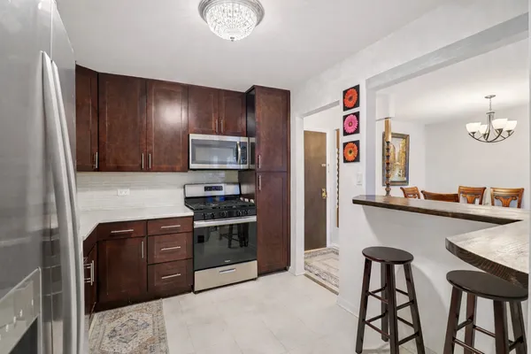 $265,000 | 3300 North Carriageway Drive, Unit 309, Arlington Heights, IL 60004