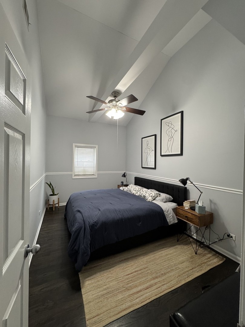 2315 West Harrison Street, Unit 4 Chicago, IL 60612 - Photo 7 of 9 a bedroom with a bed and window