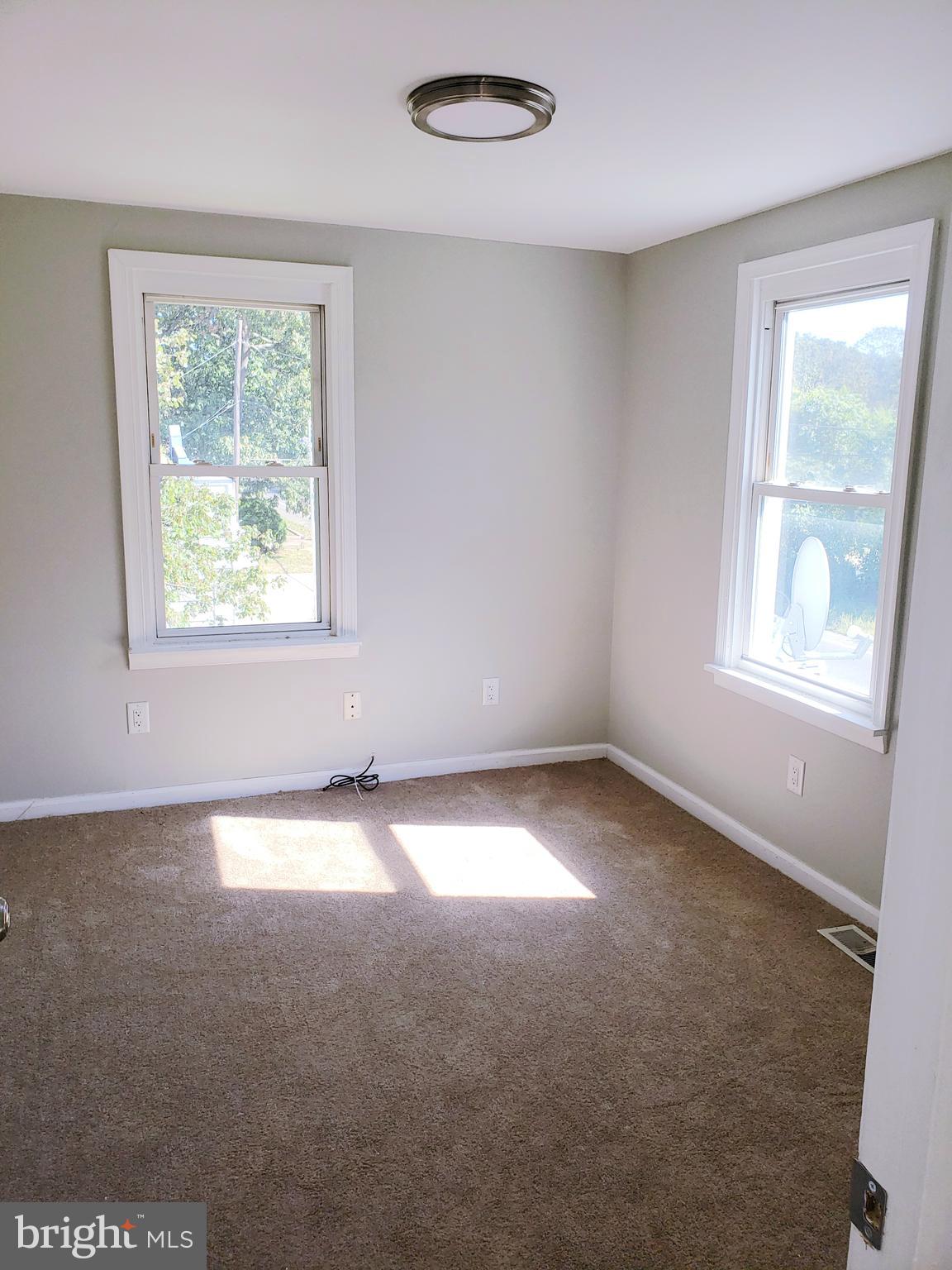 595 Berlin Road Clementon, NJ 08021 - Photo 13 of 24 an empty room with a window