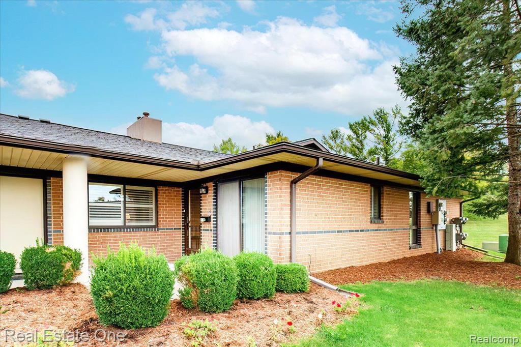 951 Wexford Way Rochester Hills, MI 48307 - Photo 2 of 46