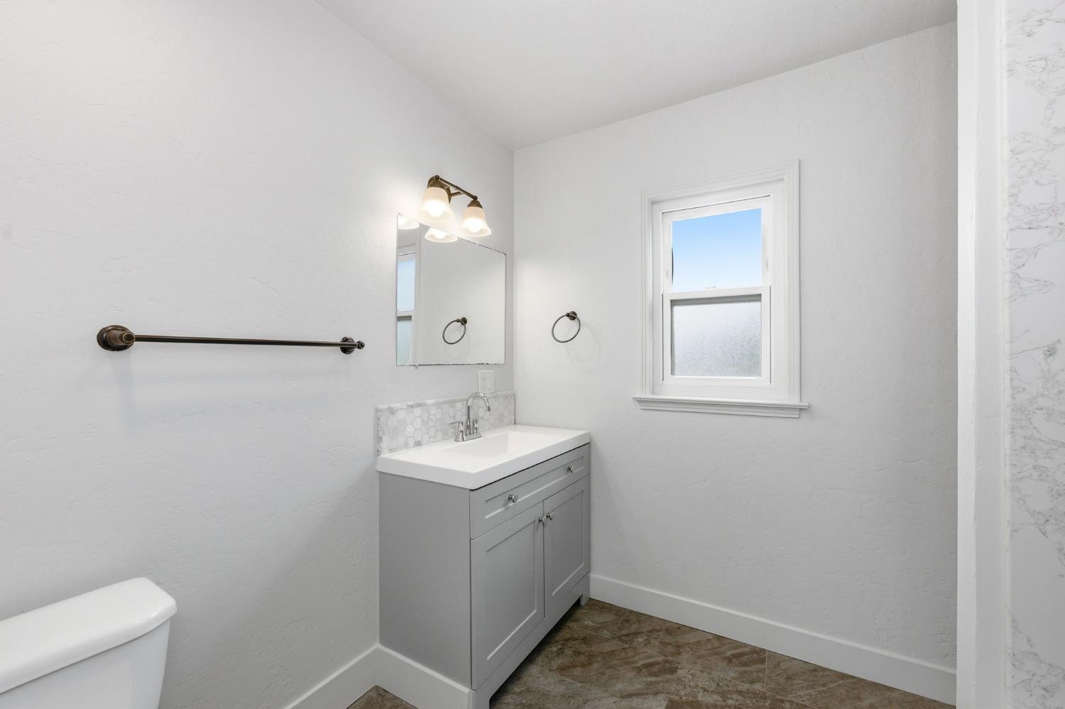 4205 Ralph Lane North Fresno, CA 93727 - Photo 27 of 59