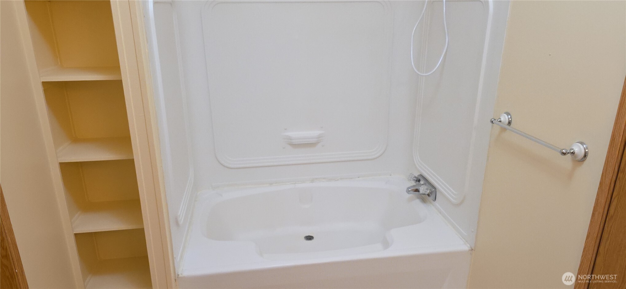 6164 Cedar Lane Maple Falls, WA 98266 - Photo 8 of 15 a bathroom with a tub