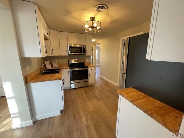 $1,600 | 4900 Bear Road, Clay, NY 13088