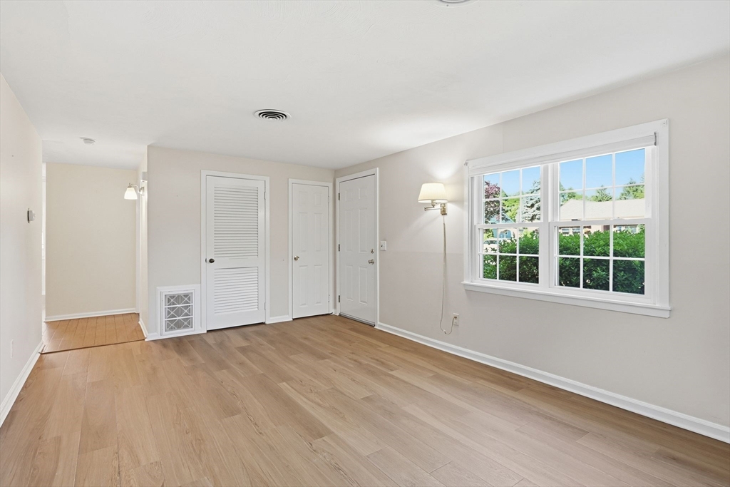 291 Old Farm Road Springfield, MA 01119 - Photo 5 of 34