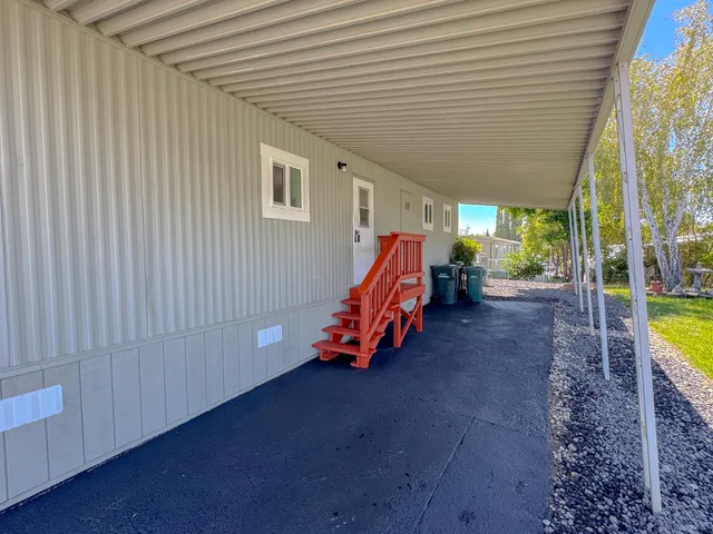 a view of a house with backyard and trees
