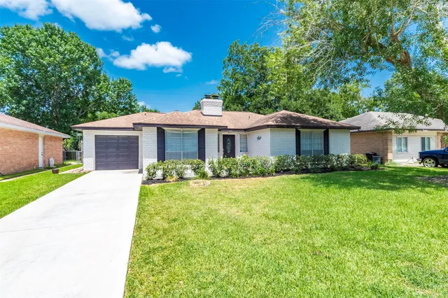 $1,950 | 405 Avondale Lane, Friendswood, TX 77546