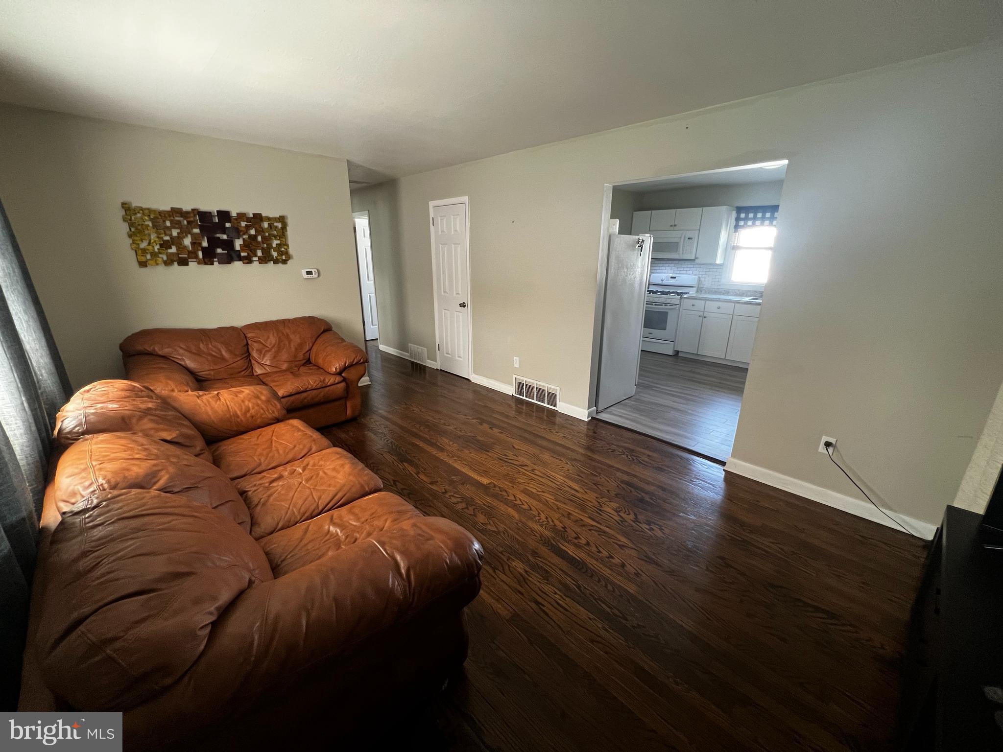 122 Harvard Road Pennsville, NJ 08070 - Photo 3 of 16 Living Room