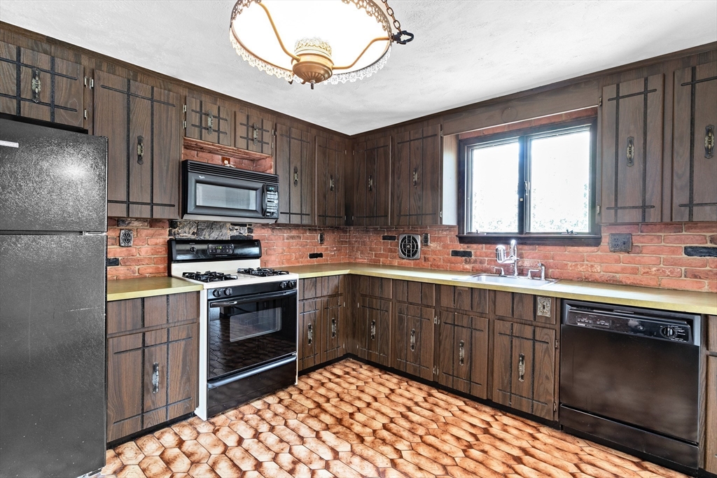 26 Leon Road Holbrook, MA 02343 - Photo 11 of 38