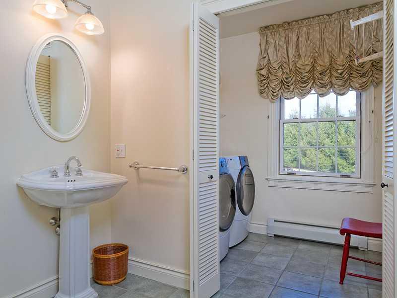 21 Inverness Road Falmouth, ME 04105 - Photo 7 of 29 Bathroom. 1st floor bath with...
