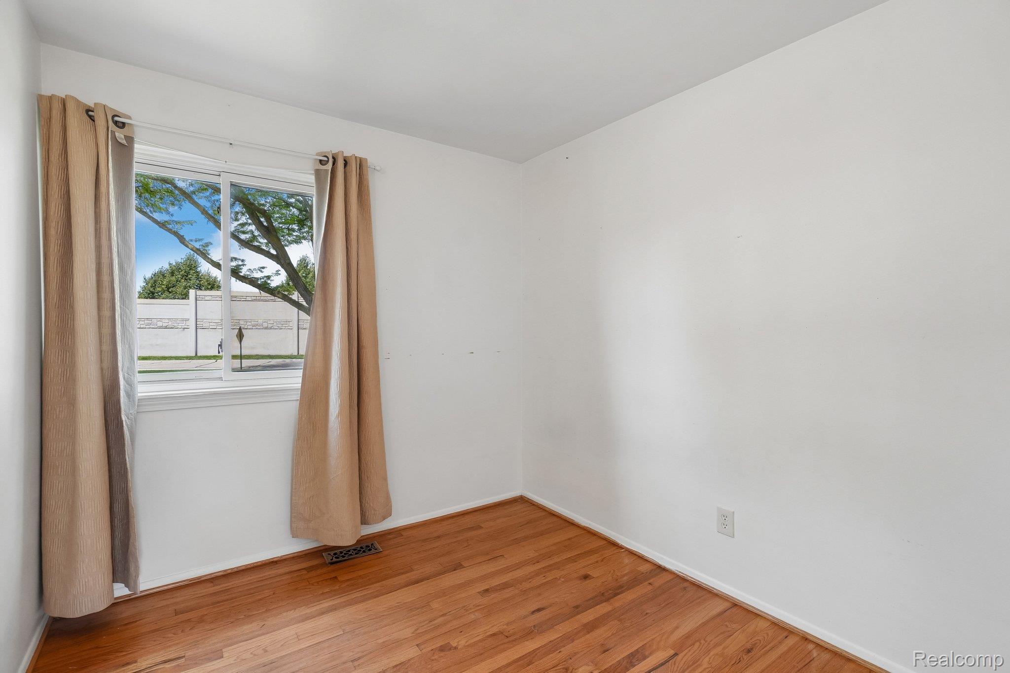 8401 18 18 Mile Road, Unit 112 Sterling Heights, MI 48313 - Photo 15 of 25 14-web-or-mls-Eighteen Mile Rd 112-S0107-014.jpg