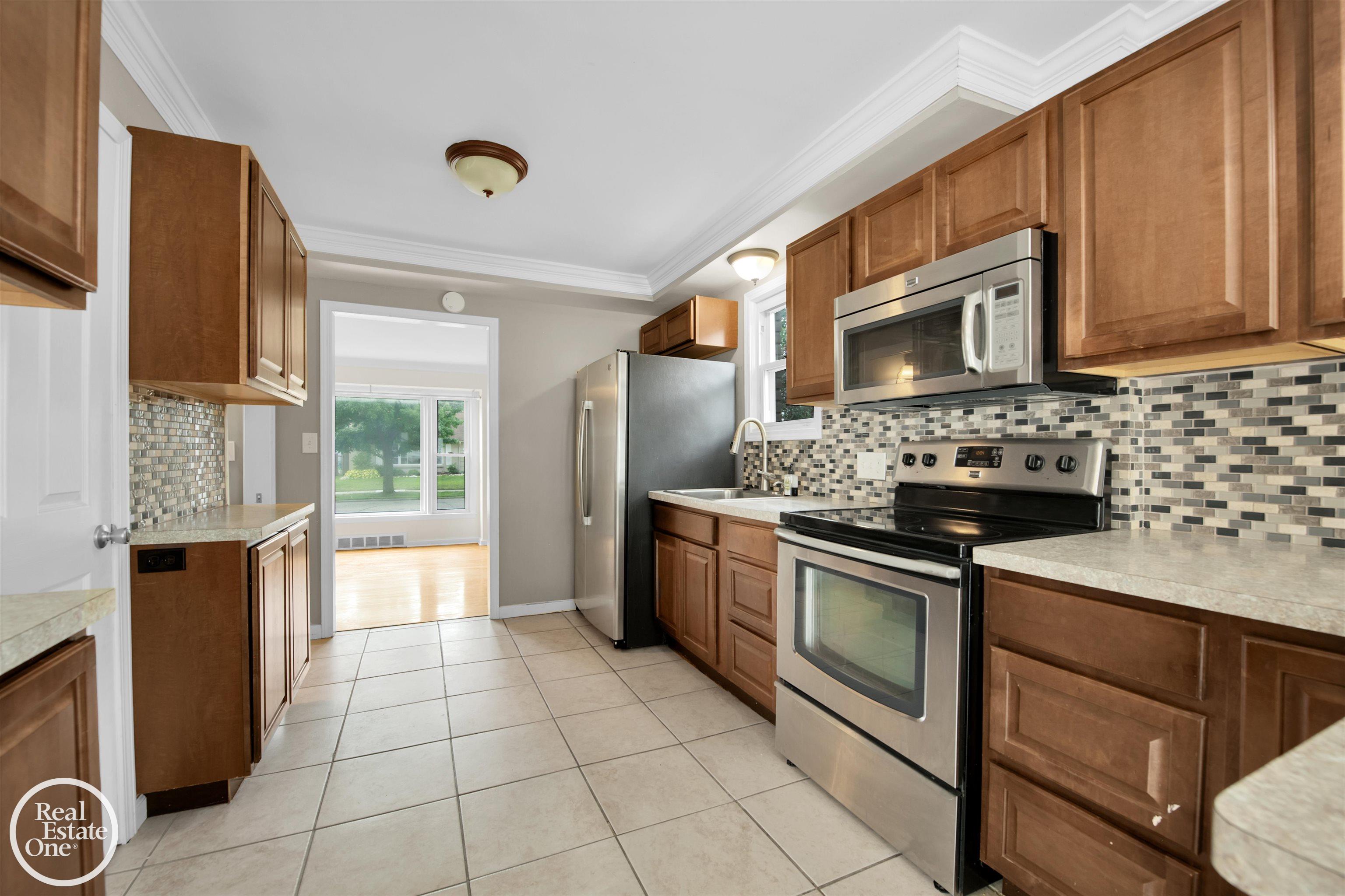 1258 Hampton Road Grosse Pointe, MI 48236 - Photo 6 of 37 50147895-15b872a7-8fa1-4092-9657-e2b92ae06225.JPG