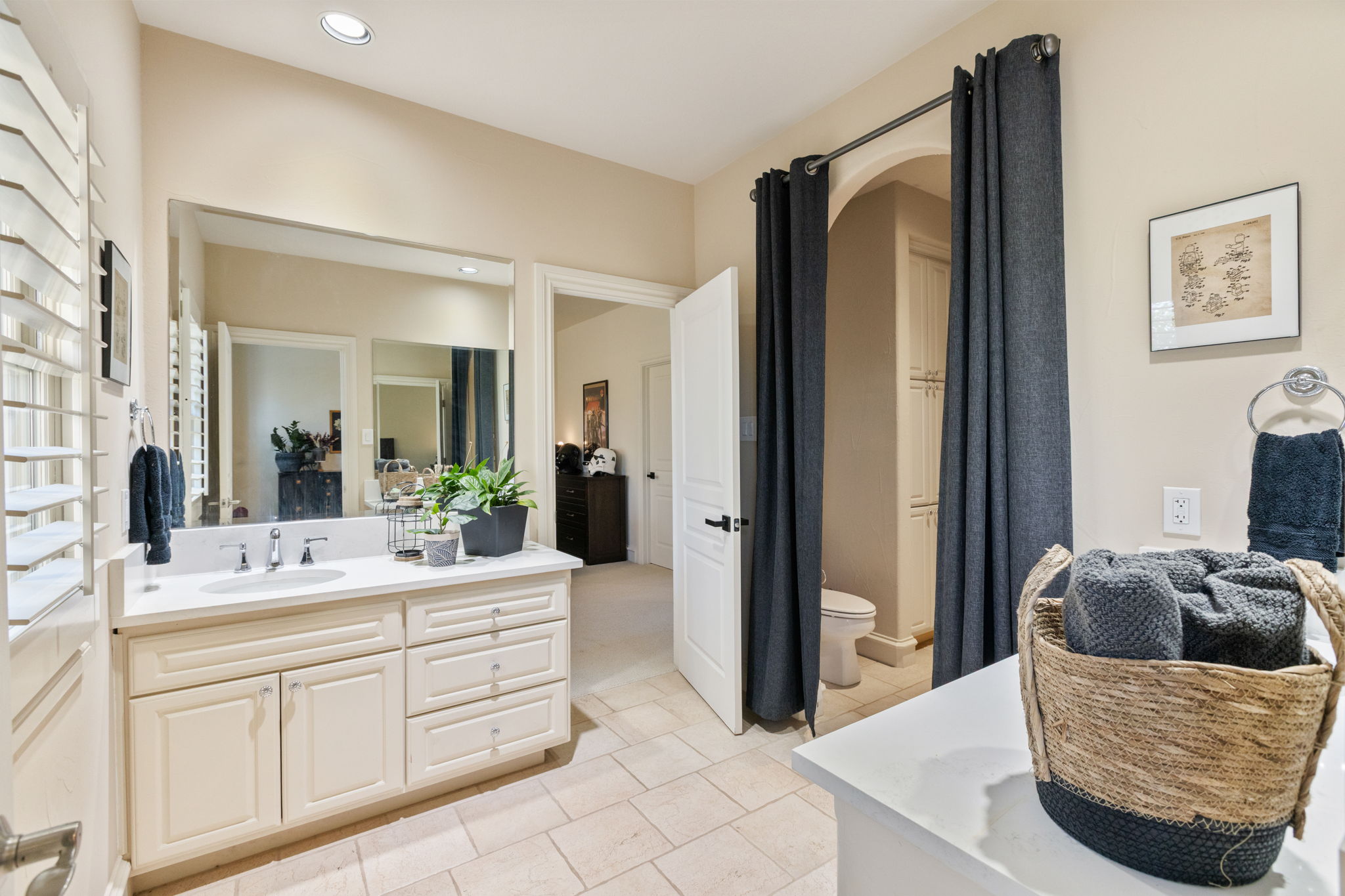 447 Winning Colors Austin, TX 78737 - Photo 24 of 40 A lovely connecting Full Bath is shared by Guest Bedrooms 2 and 3