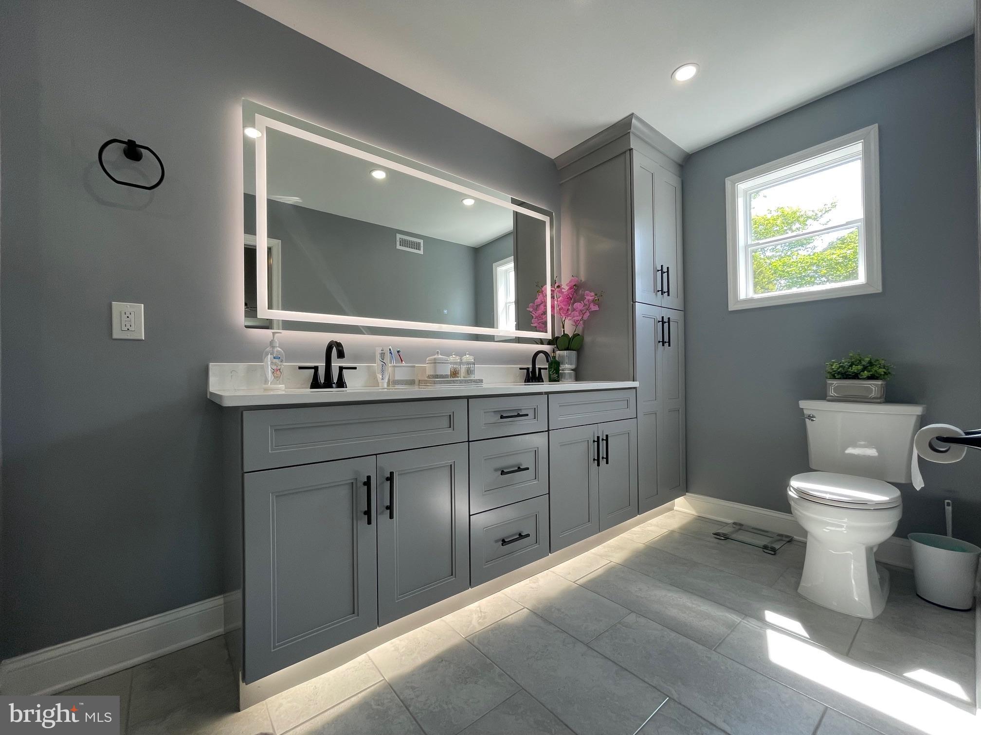 102 Springcress Drive Delran, NJ 08075 - Photo 35 of 50 a bathroom with a toilet sink and mirror