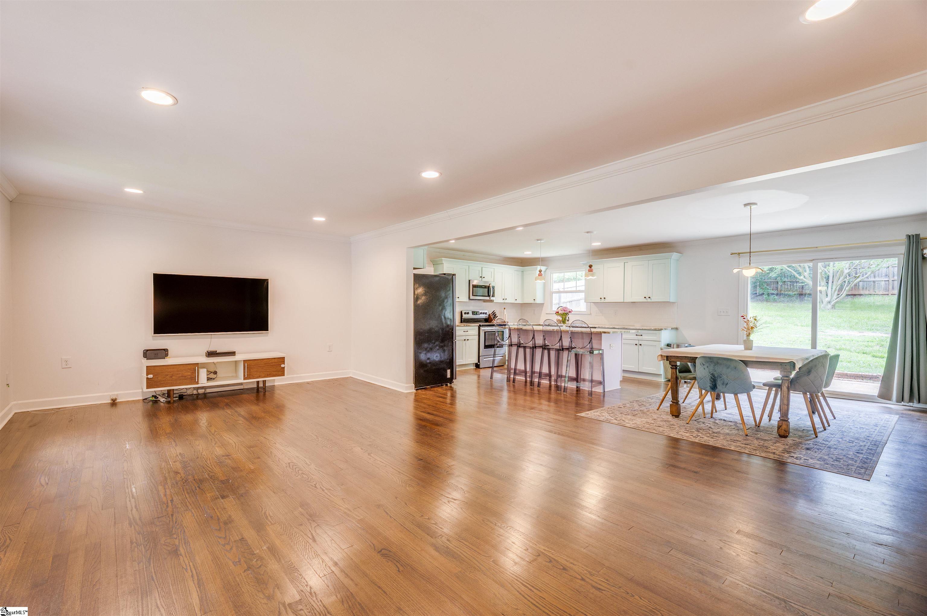 304 New Perry Road Greenville, SC 29617 - Photo 5 of 41 Gallery Image 5