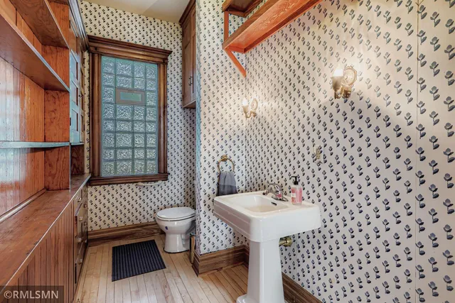 $569,999 | 1401 North Fremont Avenue, Minneapolis, MN 55411