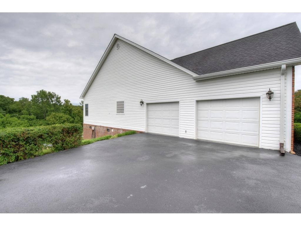 130 W Road Gray, TN 37615 - Photo 35 of 36 Oversized Garage