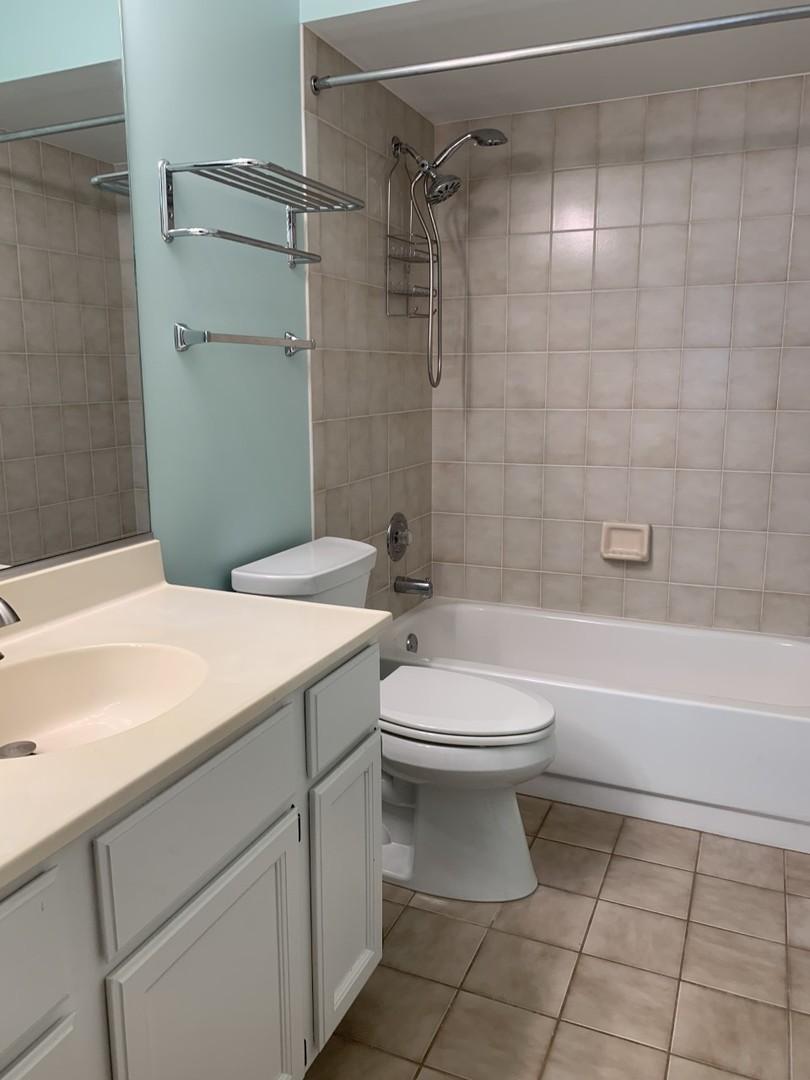 946 Shoreline Road, Unit 905 Lake Barrington, IL 60010 - Photo 11 of 17 Gallery Image 11