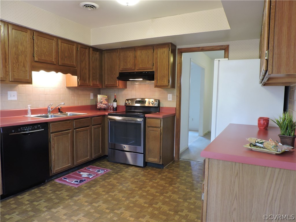 5810 Mill Spring Road Midlothian, VA 23112 - Photo 4 of 23 a kitchen with stainless steel appliances granite countertop a sink stove and refrigerator