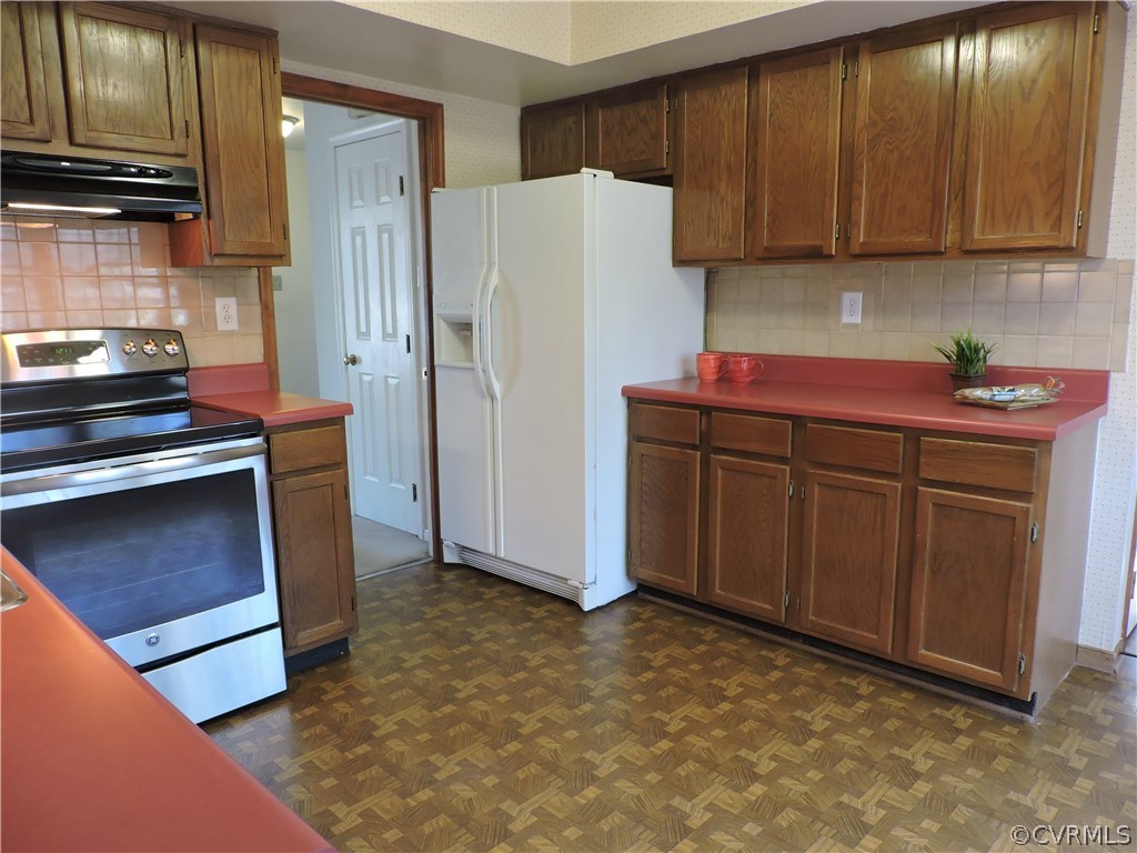 5810 Mill Spring Road Midlothian, VA 23112 - Photo 7 of 23 a kitchen with stainless steel appliances a refrigerator and a stove