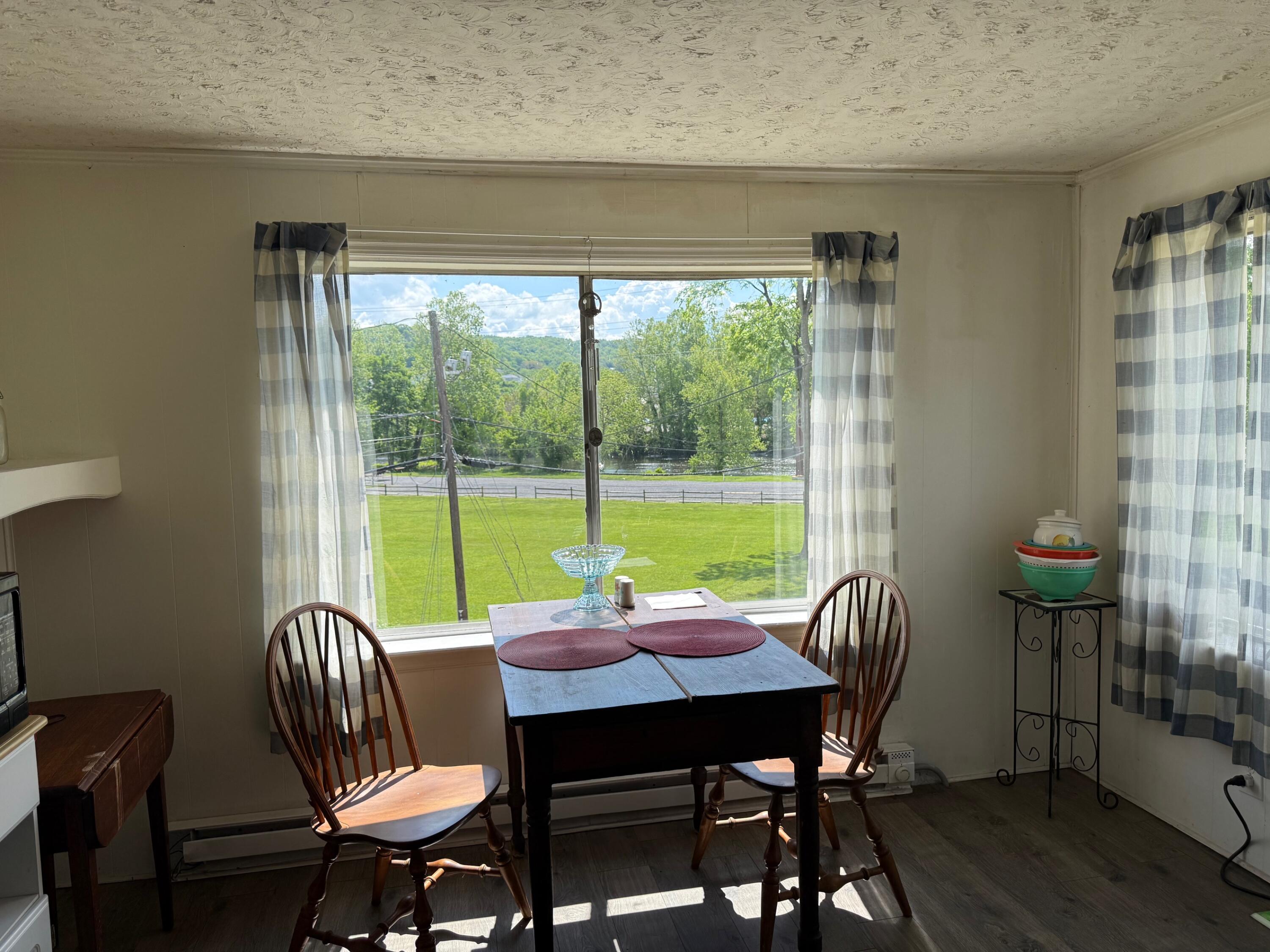 111 Rosedale Avenue Covington, VA 24426 - Photo 8 of 26 Breakfast Nook View