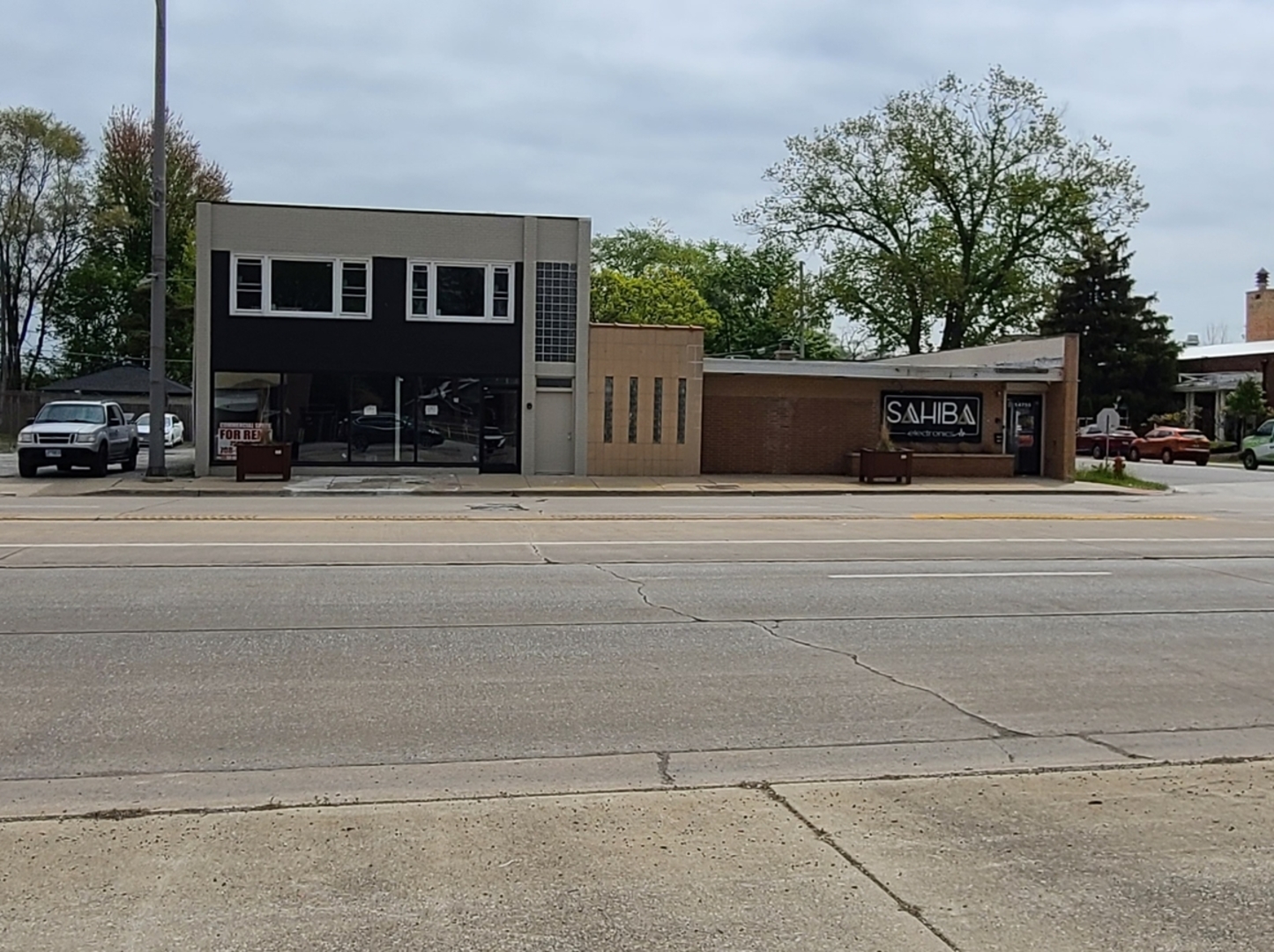 14751 Pulaski Road Midlothian, IL 60445 - Photo 2 of 18 a front view of a house with a yard
