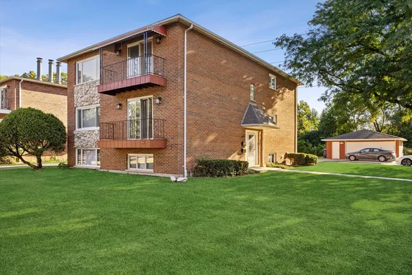 $2,700 | 801 Barnsdale Road, Unit 2, La Grange Park, IL 60526