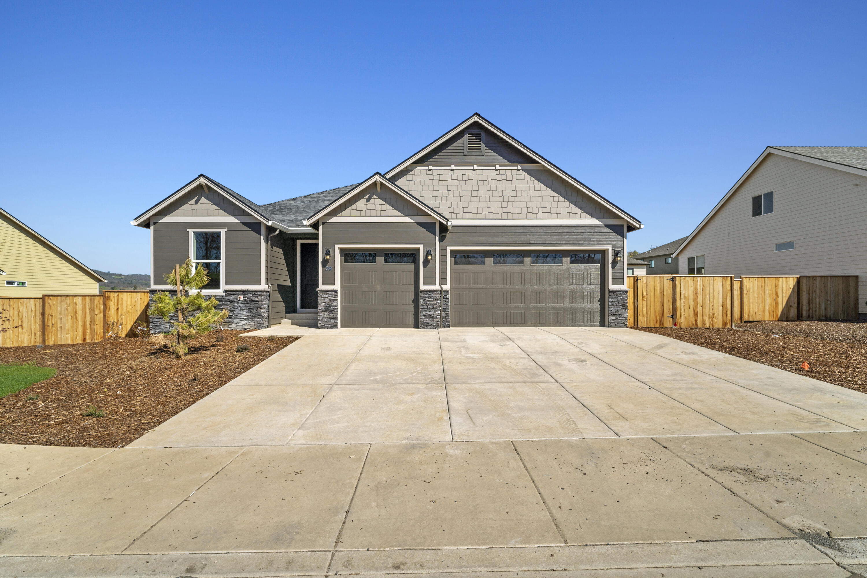 1170 Pumpkin Ridge, Unit 331 Eagle Point, OR 97524 - Photo 2 of 22 1