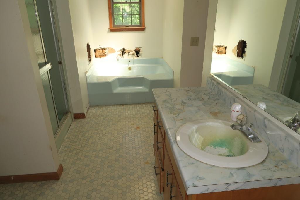 4364 Pitzer Road Roanoke, VA 24014 - Photo 15 of 15 Upper Level Master Bath