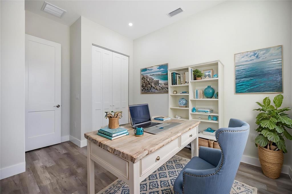 3525 McIntosh Road Sarasota, FL 34232 - Photo 24 of 40 a workspace with furniture and potted plant