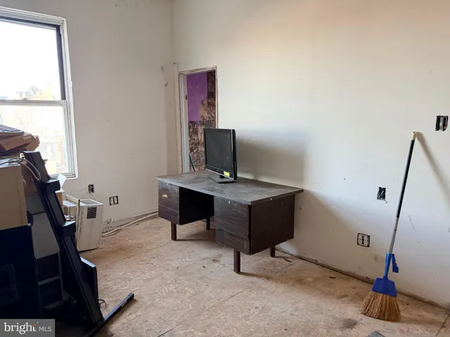 a view of an entryway with workspace