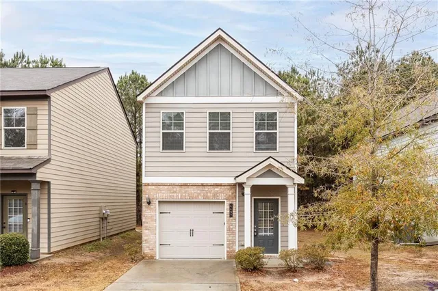 a view of a house with a yard