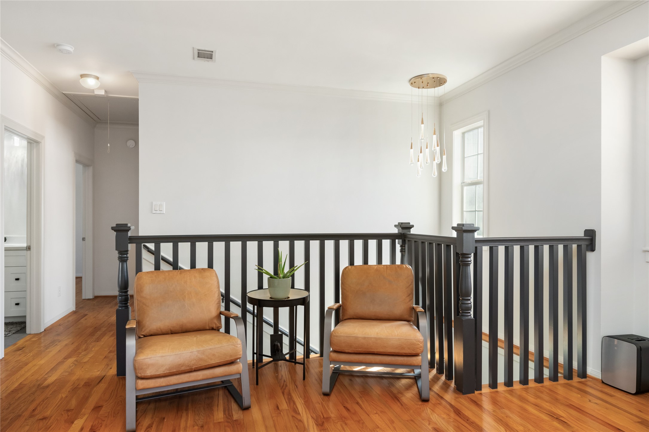 516 West 30th Street Houston, TX 77018 - Photo 32 of 49 Landing at the top of the stairs is a great place to relax