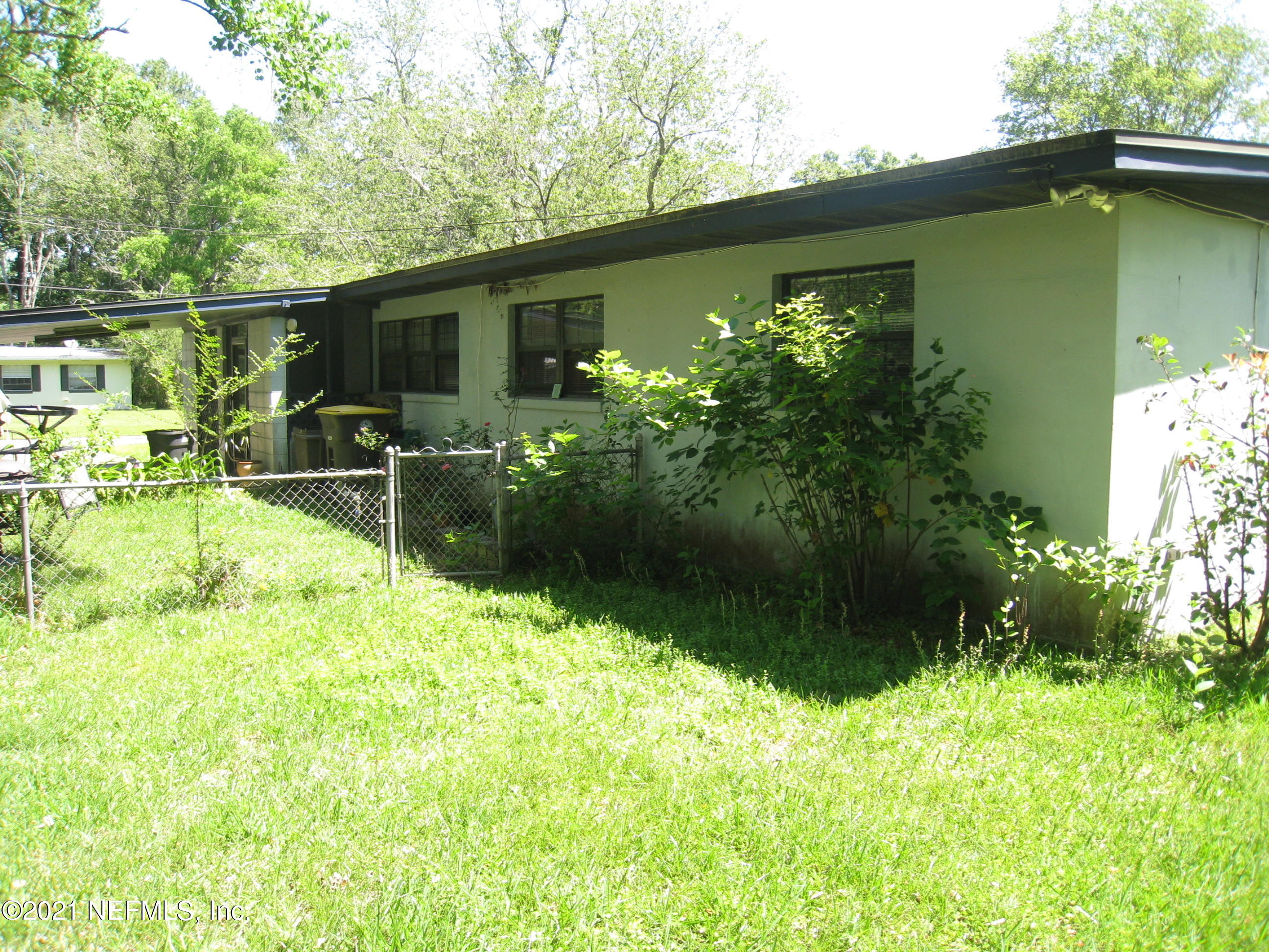 7052 Clovis Road Jacksonville, FL 32205 - Photo 33 of 34 a view of backyard with garden and plants