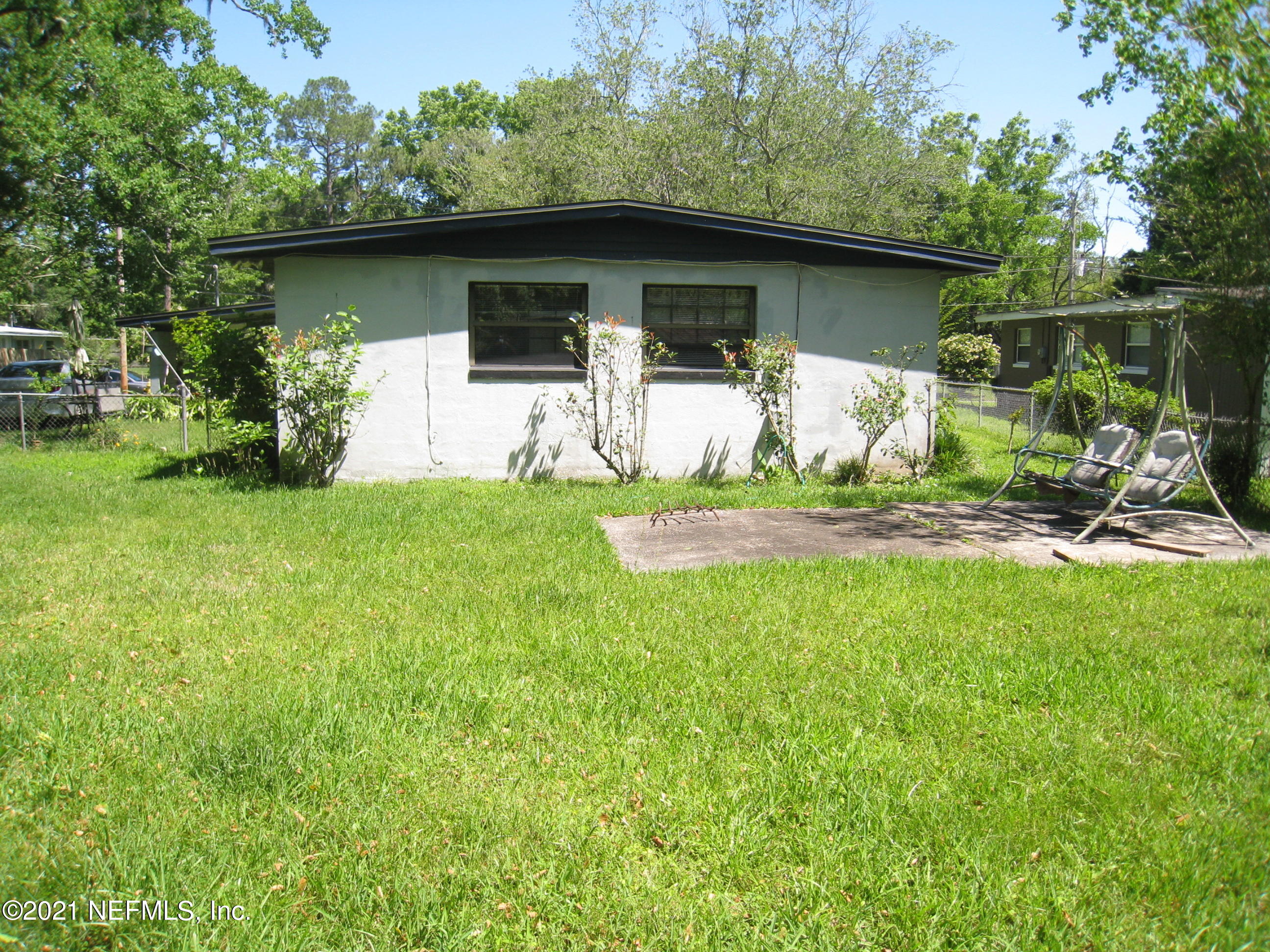 7052 Clovis Road Jacksonville, FL 32205 - Photo 34 of 34 a front view of a house with garden