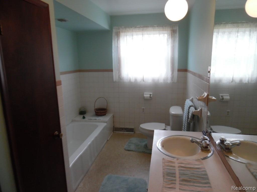 14615 Briar Hill Road Carleton, MI 48117 - Photo 19 of 33 14615 Briar Hill 029.JPG