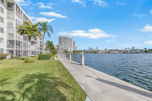 $2,200 | 3020 Marcos Drive, Unit S108, Aventura, FL 33160