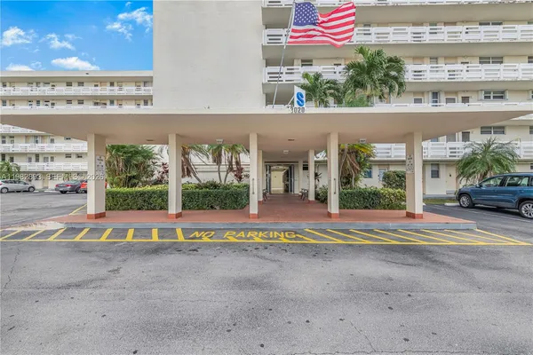 $2,200 | 3020 Marcos Drive, Unit S108, Aventura, FL 33160