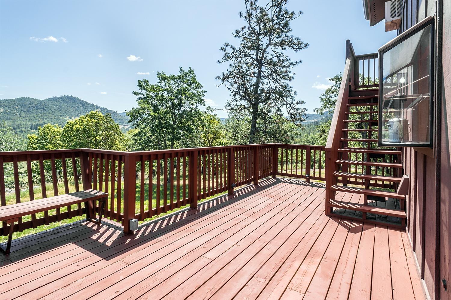 4000 East Antelope Road Eagle Point, OR 97524 - Photo 20 of 33 a view of balcony with wooden floor and fence