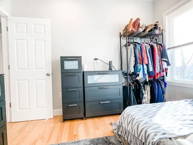 a bed room with a bed and a closet