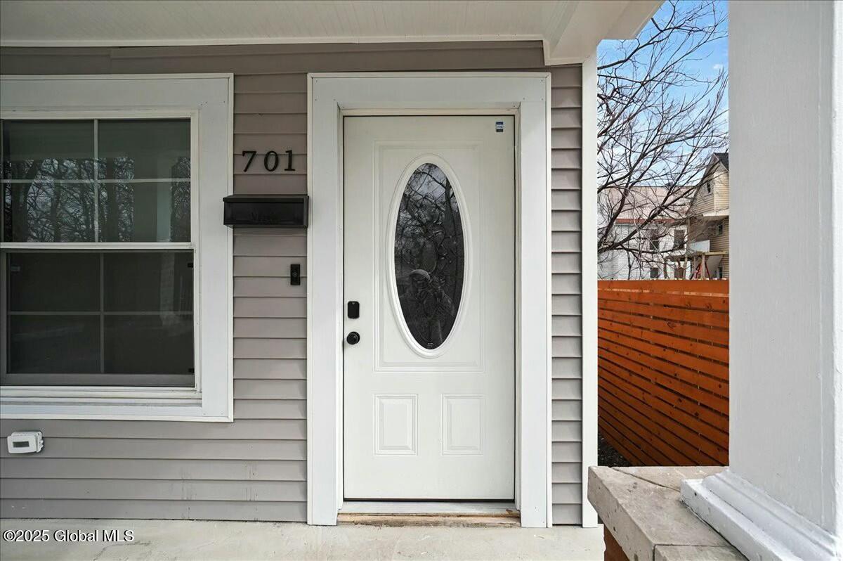 701 Vale Place Schenectady, NY 12308 - Photo 7 of 43 tempImageW2NlD7