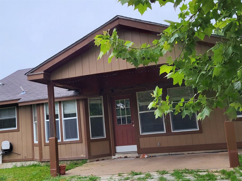 512 Maplecreek Drive Leander, TX 78641 - Photo 3 of 13 a front view of a house with garden