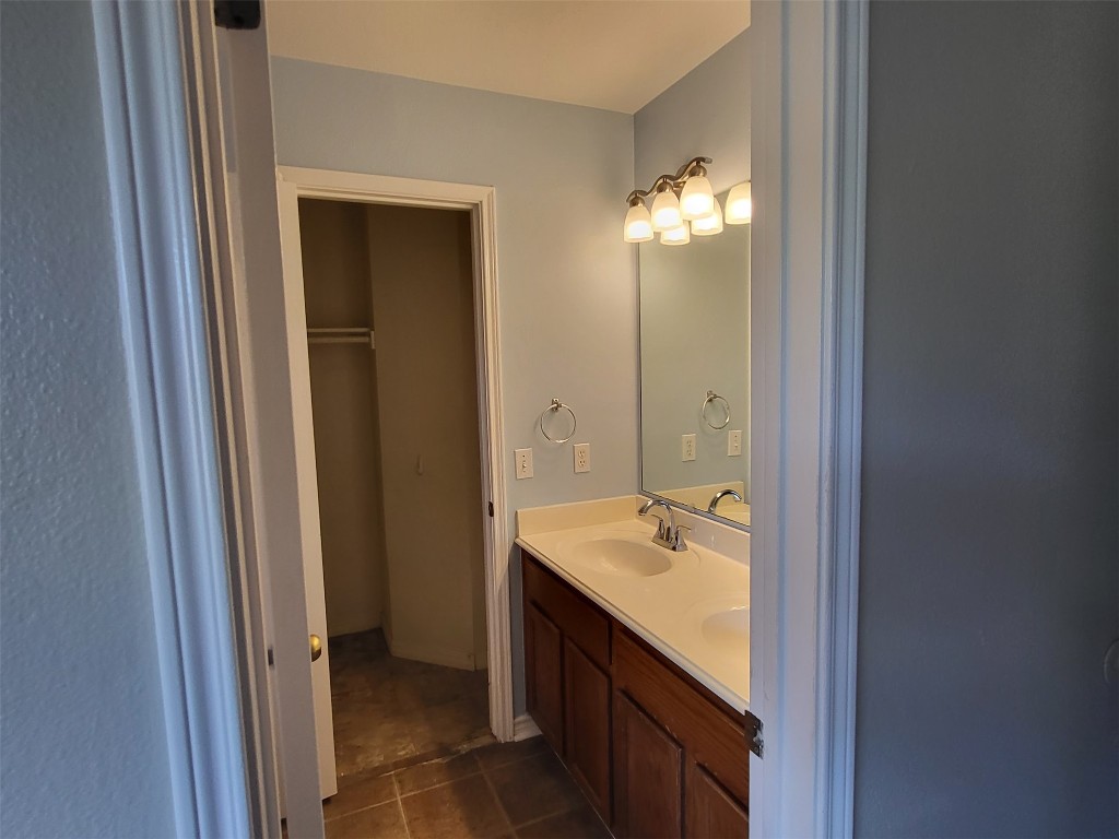 512 Maplecreek Drive Leander, TX 78641 - Photo 10 of 13 a bathroom with a double vanity sink and a mirror