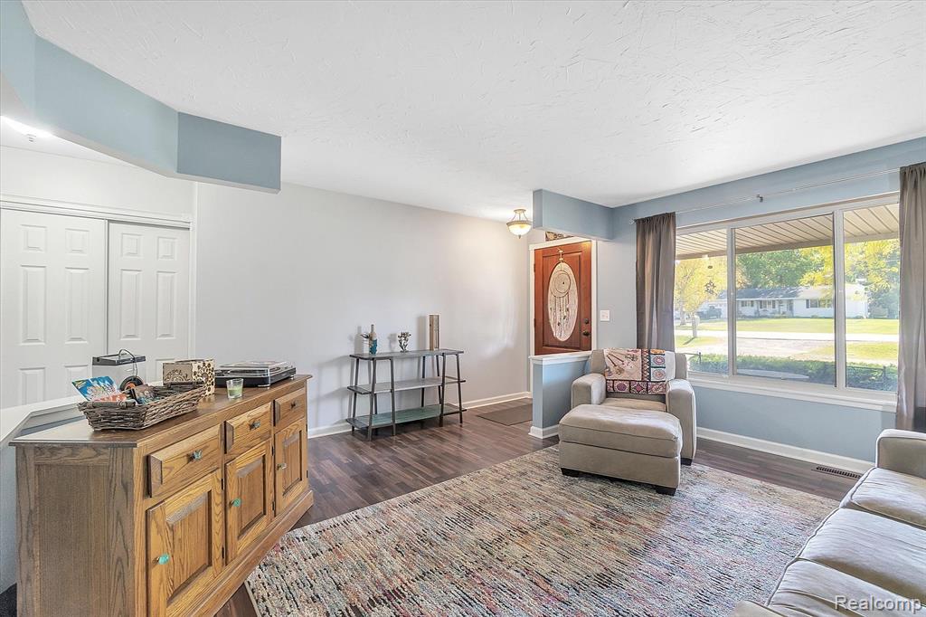 335 East River Road Flushing, MI 48433 - Photo 4 of 40