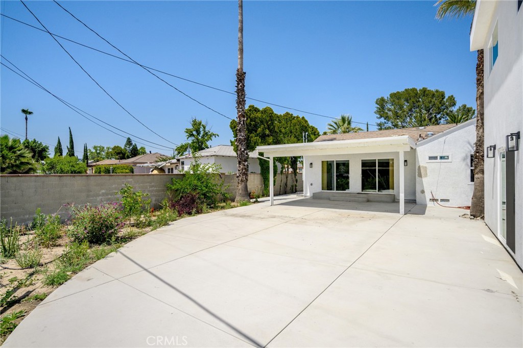 8435 Rincon Avenue Sun Valley, CA 91352 - Photo 58 of 61 a front view of a house with garden